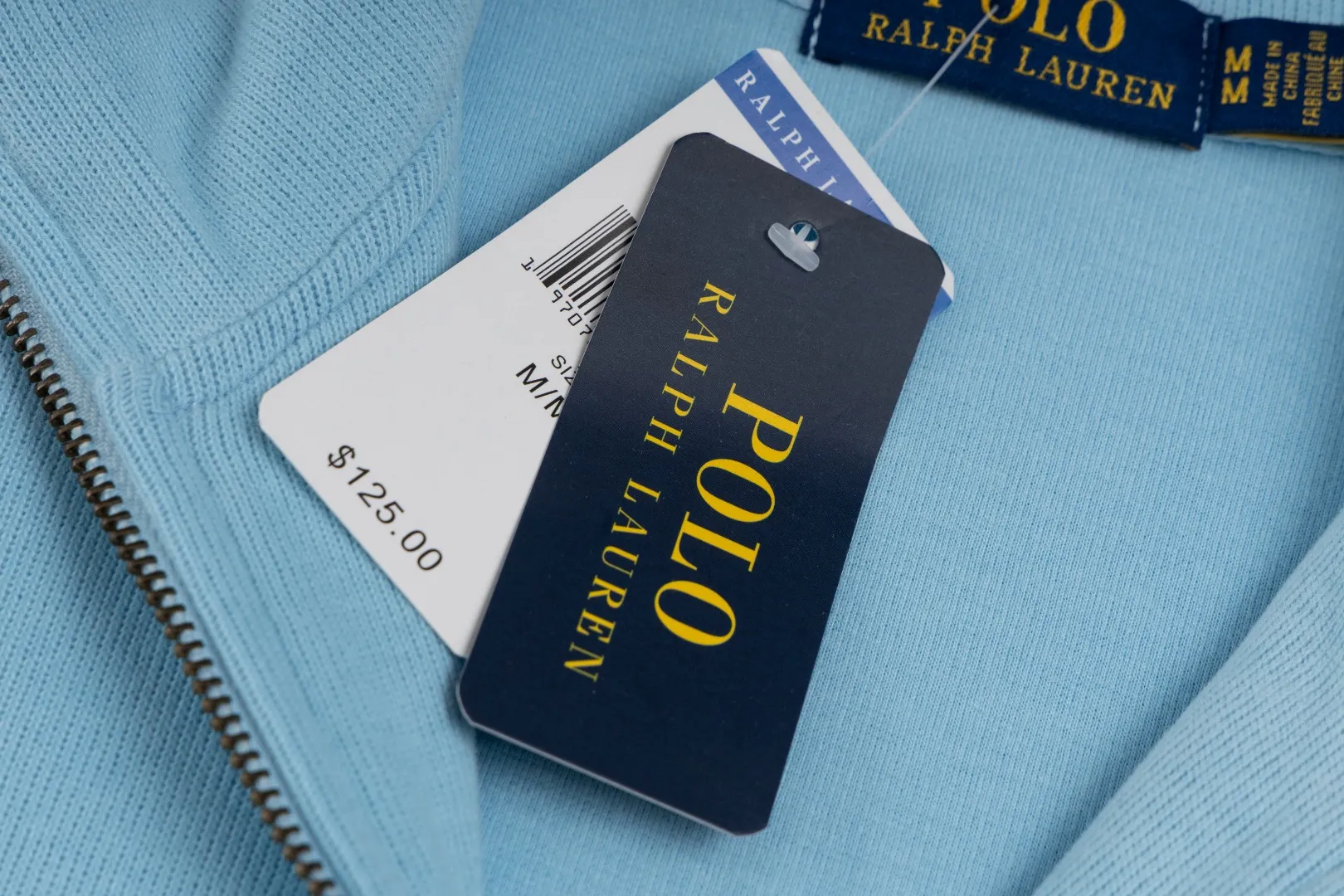 P230 #R97 Ralph lauren twelve-color embroidered pony logo half-zip high-neck long-sleeved knitted sweatshirt. The same style for men and women. The new half-zip sweatshirt for couples to wear in autumn is here! This kind of sweatshirt is really popular this year, even more popular than the hooded sweatshirt. Open the zipper and it can be used as a large lapel, which makes it more fashionable. The color of the classic design of the little war horse on the chest is matched with the embroidery. The simple zipper design echoes the brand logo, so you don’t need to match too much. The sweater version is loose enough! The fabric is custom-woven and dyed 100 cotton. 320g high gram weight 100% cotton knitted cotton with a certain thickness. The fabric is soft and comfortable, and the three-dimensional fabric is full of texture. The stitching is three needles and five threads, which is beautiful and strong. The pattern is also good. Although it is loose, it does not look bulky! - It is not a popular color scheme on the street. The color is pure and highly recommended. The upper body has a particularly high rate of turning heads. Loose style. Big drop shoulder OS style. Same style for men and women. Couple wear. Versatile and practical! Color: Gray, navy, khaki, green label, oatmeal brown label, apricot, black, army green, burgundy, pink, dark gray, light blue, white. Size: S M L XL Length: 70/72/74/76 Bust: 53.5/55.5/57.5/58.5 Shoulder width: 44/45/46/47 Sleeve length: 61/62/63/64